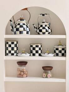 一套包含一个黑色格子茶壶和一个罐子。黑色格子茶壶可用于冲泡咖啡和茶，而带盖的黑色格子罐子则非常适合存放咖啡豆和茶叶。它既可以用作密封容器，也可以作为节日和家庭聚会的桌面装饰品，或作为礼物赠送给亲朋好友。 - 黑色格紋 - 查看 4