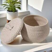 Cesto organizador de mesa em estilo boho, trançado, com tampa, ideal para decoração natalina. Perfeito para sala de estar, quarto, escritório, mesa de cabeceira, para guardar controles remotos, cosméticos, chaves, artigos de papelaria e diversos outros objetos pequenos. - Multicolorido - Ver 5