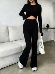 Conjunto de top corto y pantalón con silueta ajustada, confeccionado en tejido ligero, perfecto para llevar en primavera y verano. - Negro - Ver 2