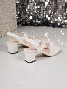 一双白色优雅反向绑带设计高跟凉鞋，时尚粗跟踝带凉鞋，适合宴会、派对、白色婚礼等场合。 - 白色 - 查看 12