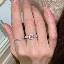 两件套复古粉色方形立方氧化锆戒指。这款别致的两件套戒指采用复古风格的粉色方形切割立方氧化锆，设计优雅，适合叠戴，尽显轻盈奢华感，是情人节礼物和浪漫造型的完美之选。 - 彩色 - 查看 6