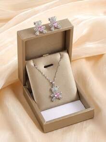 Bộ 2 món gồm mặt dây chuyền hình gấu bông trái tim màu hồng đính đá Cubic Zirconia đáng yêu và bông tai, thích hợp cho bé gái đeo đi dự tiệc và các buổi tiệc chiêu đãi, có thể làm quà sinh nhật hoặc đeo hàng ngày. - Nhiều màu - Xem 12