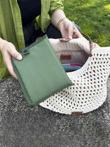 1个户外防水坐垫，隔热，可折叠便携设计，适合攀岩、徒步、露营，也可作为户外聚会的花园家具，配有攀岩登山扣。 - 彩色 - 查看 8