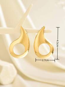 1对简约水滴镂空耳钉，独特百搭，适合日常佩戴