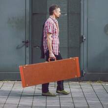 Electric Guitar Square PU Hard Case Fits ST TL Burning Fire 170 Style Electric Guitar Brown,If You Are An Electric Guitar Lover, I Think This ST High Grade Electric Guitar Square Hard Case Flat Is A Product You Can't Miss. It Is Made Of High Quality Wood, Leather, Plush And Hardware Accessories Material, Durable And Sturdy In Use. It Features Good Quality, High Strength Of The Case And High Quality PU Leather, So You Can Use It For A Long Time. It Has Large Interior Storage Compartment For Accessories. And It Is Designed For Electric Guitars. You Are Worth It! - 棕色 - 查看 3