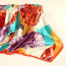 Lenço Feminino 90x90 Aquarela | Toque Acetinado | Estampa Elegante e Versátil - Vermelho - Visão 3