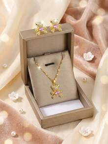 Bộ 2 món gồm mặt dây chuyền hình gấu bông trái tim màu hồng đính đá Cubic Zirconia đáng yêu và bông tai, thích hợp cho bé gái đeo đi dự tiệc và các buổi tiệc chiêu đãi, có thể làm quà sinh nhật hoặc đeo hàng ngày. - Nhiều màu - Xem 3