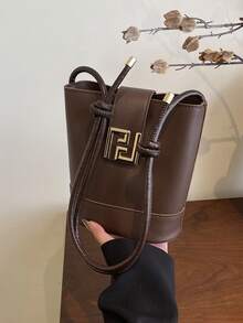 时尚新款纯色五金搭扣水桶形单肩包，皮革柔软顺滑，经典迷你女士斜挎包，适合购物、携带钱包、年轻女性、大学生、职场新人及白领人士。非常适合办公室、大学、工作、商务、通勤、户外活动、旅行和郊游等场合。