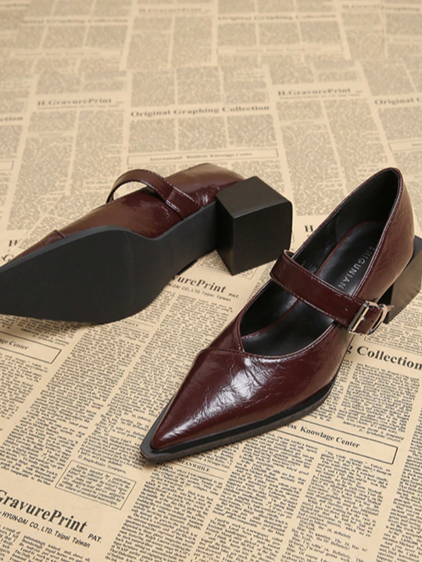 حذاء ماري جين ذو كعب كتلي أنيق من الجلد البراق بال...