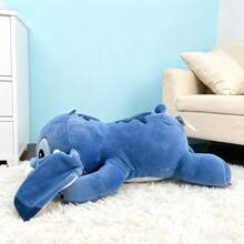 Miniso 迪士尼史迪奇卧姿16号毛绒玩偶，亲肤不掉毛面料，标志性大耳朵细节，中等尺寸设计，适合居家休闲/沙发装饰/靠垫玩具，可爱毛绒玩具（1个） - 彩色 - 查看 4