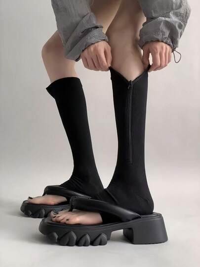 一双黑色时尚中筒女袜，侧边条纹拉链压缩袜，露趾隐形设计，适合健身塑形，运动侧拉链简约修身袜，独特的新年礼物