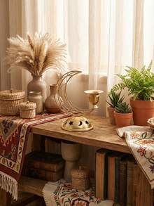 一套/件，层叠弧形星月金属烛台。这款烛台采用金属丝和金属底座制成，设计简约。其造型为新月形框架，由多个交织的弧线构成，搭配饰有星月镂空图案的圆顶底座和杯状烛托。 - 彩色 - 查看 11