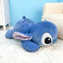 Miniso 迪士尼史迪奇卧姿16号毛绒玩偶，亲肤不掉毛面料，标志性大耳朵细节，中等尺寸设计，适合居家休闲/沙发装饰/靠垫玩具，可爱毛绒玩具（1个） - 彩色 - 查看 3