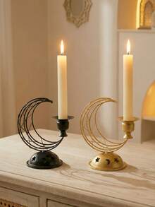 一套/件，层叠弧形星月金属烛台。这款烛台采用金属丝和金属底座制成，设计简约。其造型为新月形框架，由多个交织的弧线构成，搭配饰有星月镂空图案的圆顶底座和杯状烛托。 - 彩色 - 查看 9
