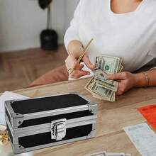 1个铝制现金盒 - 黑色多功能安全储物盒，可存放珠宝、现金、硬币、银行卡和钥匙 - 适用于家庭、办公室、旅行，便携隐蔽 - 耐用紧凑设计，结构坚固，采用优质金属，安全隐蔽，专为注重安全的用户设计的珠宝盒 - 黑色 - 查看 4