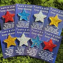 1/4/5个装励志树脂星星装饰品,配有激励语录“你是一颗闪亮的星星,继续闪耀”,是考试、手术、困难时期、祝愿好运、感恩节、生日、情人节的安慰和鼓励礼物。 - 彩色 - 查看 2