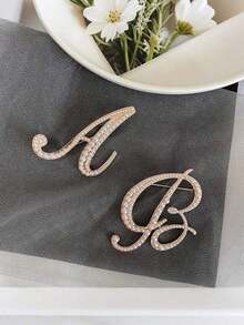 1pc Minimalist Elegant Pearl Letter Brooch, Complete Set Of 26 English Letters, Suitable Accessorizing Sweaters, Coats, Suits In Autumn/Winter, Can Decorate Shirt Collars, Bags, Scarves, Hats, Hair Accessories, Suitable Office, Dates, Parties And More, Compact And Versatile. - 彩色 - 查看 4