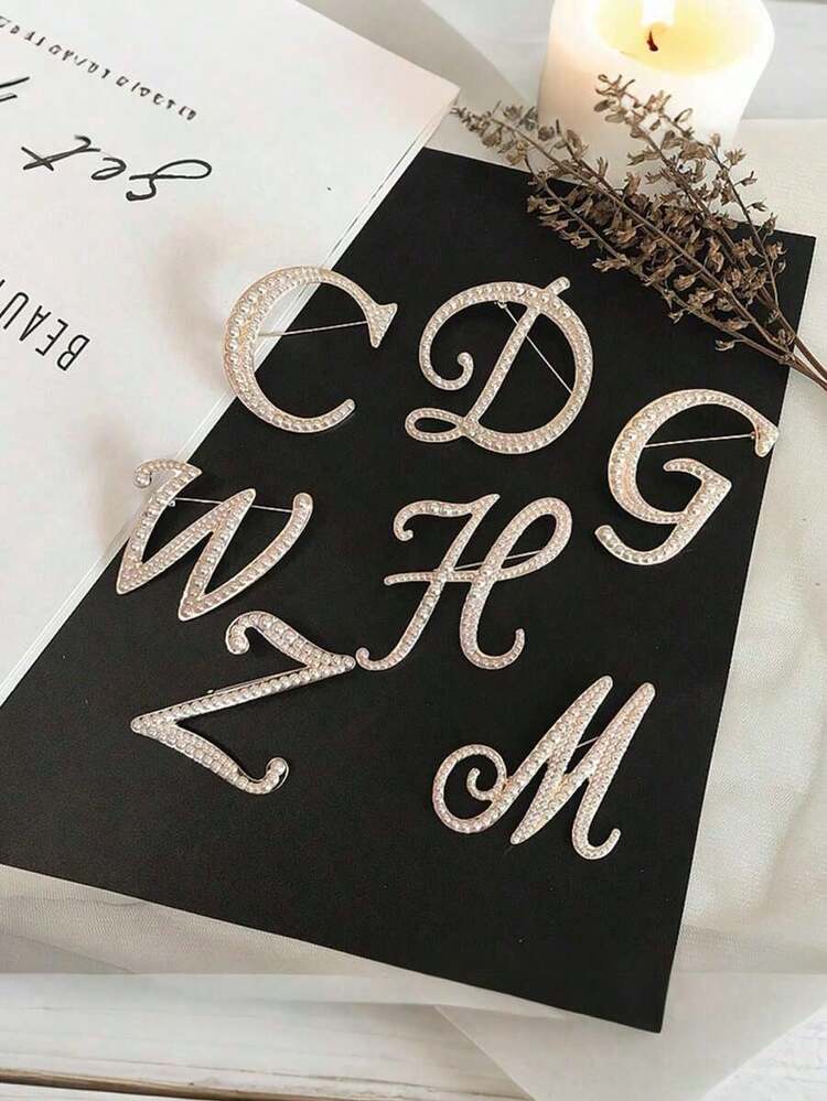 1pc Minimalist Elegant Pearl Letter Brooch, Complete Set Of 26 English Letters, Suitable Accessorizing Sweaters, Coats, Suits In Autumn/Winter, Can Decorate Shirt Collars, Bags, Scarves, Hats, Hair Accessories, Suitable Office, Dates, Parties And More, Compact And Versatile. - Nhiều màu - Xem 5