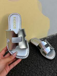 1 Pair Silver Hollow-Out Girls Shoes, Faux Leather Sandals, Non-Slip Flat One-Strap Hollow Design, Fashion Minimalist Style For Summer Outings And Home Wear, Popular Net Red Item, High Praise Rate, Fashionable Design, Soft Sole, No Foot Rubbing, Ideal Children Sandals Gift - Silver - View 3