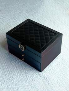 这款高端三层大容量首饰收纳盒采用奢华PU皮革制成，抽屉式设计，功能齐全，可上锁，是展示和收纳项链、耳环、手镯、戒指、手表等首饰的理想之选。它不仅是完美的首饰整理盒，也是节日礼物、女士礼物和情人节礼物的绝佳选择。