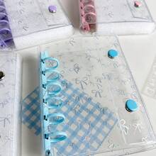 Bìa đựng tài liệu trong suốt cỡ A7, thiết kế khóa đôi, nơ đính sao, có thể dùng làm túi đựng ảnh và album ảnh, rất thích hợp để làm sách dán, kế hoạch lưu trữ, sách hướng dẫn, sổ tay, sách dán, đồ dùng văn phòng và đồ dùng học tập. - Xem 5