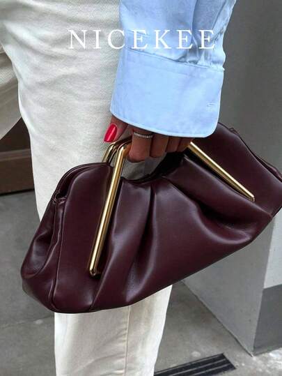 Elegant, enkel, enfärgad handväska med exklusiv textur och kontrasterande detaljer, en nischdesignad skrynklig handväska, en exklusiv och modern handväska för kvinnor, lämplig för dejting, sammankomster, utekvällar etc.