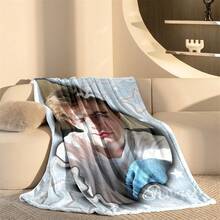 1件极简设计 - 蓝粉蝴蝶翅膀图案法兰绒毯，左右两侧均可定制照片。独特新颖，现代简约设计，奢华情人节礼物，适合送给朋友和爱人 - 柔软轻盈保暖，四季皆宜 - 适用于床、沙发、办公室、户外露营和旅行 - 多功能毯子、披毯、装饰毯