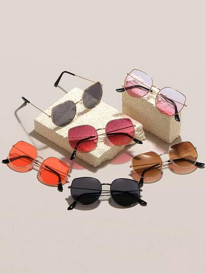 戴着多边形眼镜、金色边框、黑色镜框的女士，正在开车，脸型较大，眼镜贴合脸型，效果贴合。