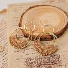 Pendientes de aro de rafia para mujer, divertidos pendientes bohemios de verano para la playa, ligeros, hechos a mano de paja, mimbre y ratán, pendientes colgantes geométricos redondos de declaración - Marrón-Redondo - Ver 4