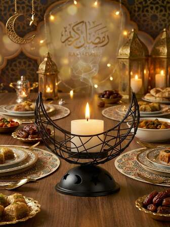 一套/件，线编织新月星形烛台。烛台采用黑色金属丝制成，风格简约，整体呈新月形。主体为交织网状结构，底座为圆顶平台，饰有星月镂空图案。