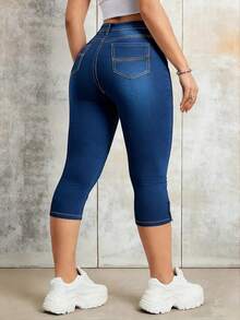 Quần jeans nữ cạp trung dáng ôm dài đến 7/8 - Thiết kế gấu quần có cúc cài, túi tiện dụng, kiểu dáng thường ngày giúp tôn dáng. - Rửa trung bình - Xem 5