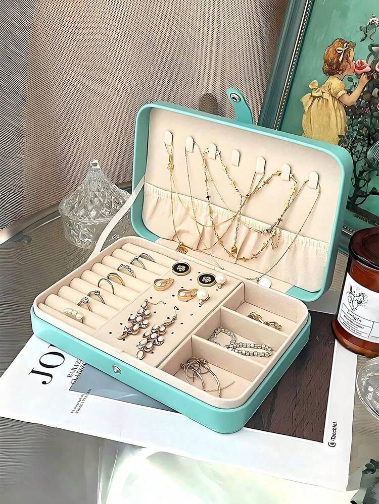 1个PU材质首饰收纳盒，便携式旅行首饰整理盒，梳妆台收纳盒，多隔层旅行首饰展示盒，礼品收纳盒，展示盒，简约翻盖设计，大容量，适合收纳戒指、项链、耳环、手表、口红等饰品，卧室用品，户外旅行用品，纽扣闭合，美观国际风，适合旅行和居家使用，是送给女孩的理想礼物。 - 按扣首飾盒 - 查看 6