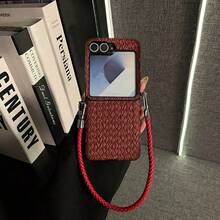 Funda de teléfono de color vino tinto con patrón tejido minimalista y correa de cuero trenzada, compatible con Samsung Galaxy ZFlip7, ZFlip6, ZFlip 5, cubierta trasera resistente a golpes - Burdeos - Ver 3