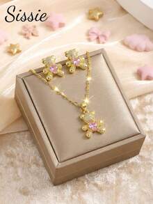 Bộ 2 món gồm mặt dây chuyền hình gấu bông trái tim màu hồng đính đá Cubic Zirconia đáng yêu và bông tai, thích hợp cho bé gái đeo đi dự tiệc và các buổi tiệc chiêu đãi, có thể làm quà sinh nhật hoặc đeo hàng ngày. - Nhiều màu - Xem 4