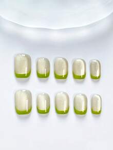 10片装。这款美甲贴片以柔和的银色闪粉搭配青柠绿法式尖角为主要特色，清新优雅。指甲在闪粉底色上饰以精致的青柠绿法式尖角细节，既精致又充满活力。