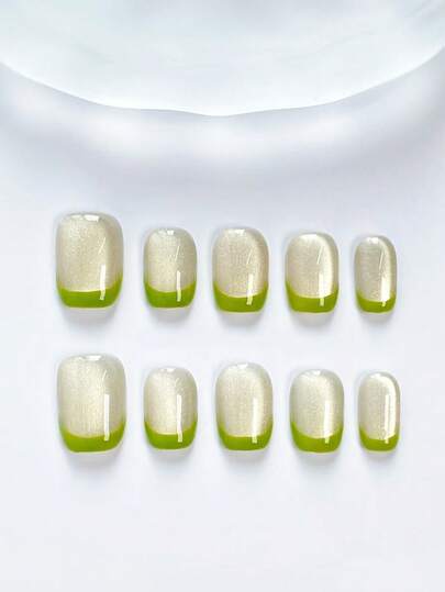 10片装。这款美甲贴片以柔和的银色闪粉搭配青柠绿法式尖角为主要特色，清新优雅。指甲在闪粉底色上饰以精致的青柠绿法式尖角细节，既精致又充满活力。