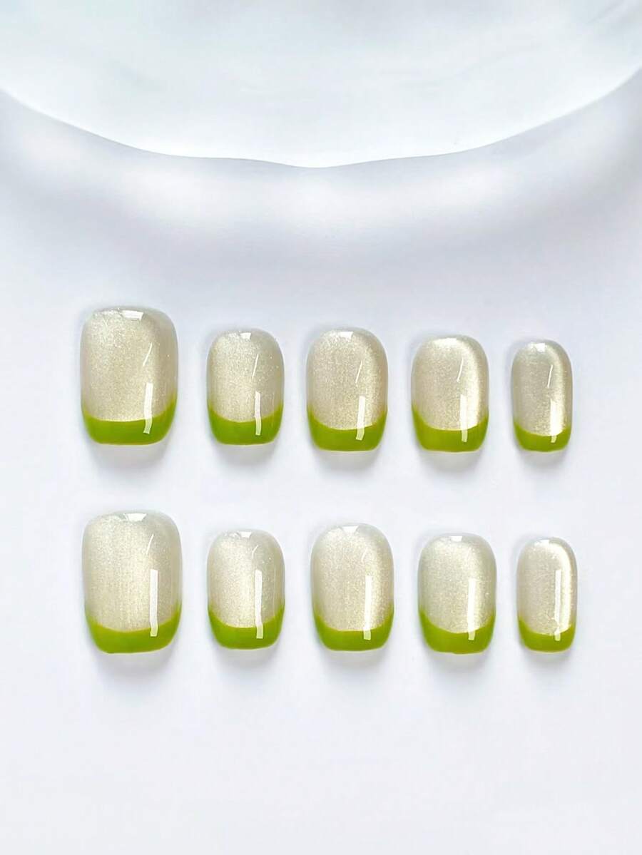 10片装。这款美甲贴片以柔和的银色闪粉搭配青柠绿法式尖角为主要特色，清新优雅。指甲在闪粉底色上饰以精致的青柠绿法式尖角细节，既精致又充满活力。
