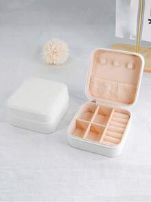 这款高端三层大容量首饰收纳盒采用奢华PU皮革制成，抽屉式设计，功能齐全，可上锁，是展示和收纳项链、耳环、手镯、戒指、手表等首饰的理想之选。它不仅是完美的首饰整理盒，也是节日礼物、女士礼物和情人节礼物的绝佳选择。