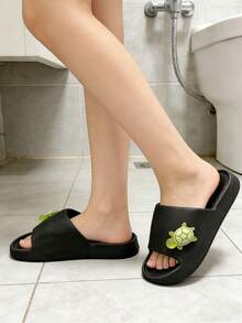 Damen Camellia Schwarz Slide Sandalen | 2025 Damen Mode Slide Sandalen - Designer leichte Gummi Slide Sandalen, dekoriert mit modischem weißem Camellia, bequeme rutschfeste Sohle, eine ideale Wahl für Sommer Outdoor und täglichen Lässig Wear, stilvoll und elegant, ein vielseitiger Schuh. - Schwarz - Übersicht 1