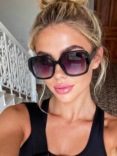 一副男女通用方形太阳镜，适合搭配优雅服饰、旅行、运动、驾驶、节日庆典、海滩、音乐节、郊游、夏季配饰、度假、家庭出游、高尔夫、徒步旅行、街头时尚配饰、运动、派对、户外活动、钓鱼等场合。