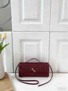 This Women's Vintage Woven Textured Handbag In Angolan Red Features A Retro Flap Design And Large Capacity. It's A Clutch, Tote, Or Shoulder Bag Suitable For Evening Wear, Everyday Occasions, And Parties. Perfect For Pairing With Festive Party Dresses, Evening Gowns, And Sequined Dresses, It's Ideal For Parties, Weddings, Dances, Banquets, And Other Events. - 酒紅色 - 查看 2