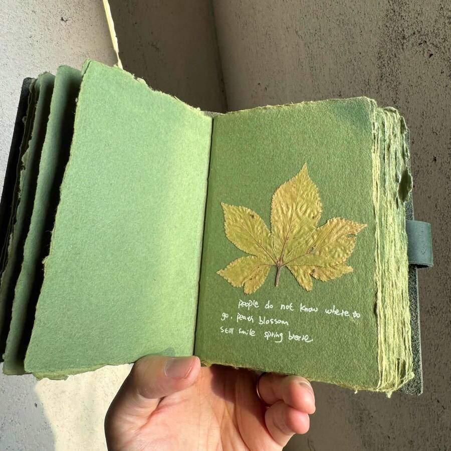 INS风格复古森林手工东巴纸日记本，植物装饰DIY笔记本，无植物空白页，适合学生练习、办公记录和旅行日记，完美礼物和独特纪念品 | 复古手工日记本，东巴纸笔记本，DIY植物装饰日记本，旅行日记礼物 - 綠色 - 查看 1