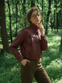 OUTTA BOX Áo khoác dáng ôm cổ đứng tối giản bằng da giả, áo khoác da giả màu trơn thời trang với cầu vai, trang phục ngoài trời thanh lịch cho mùa xuân. - Màu Đỏ Sâu - Xem 2