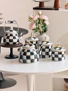 一套包含一个黑色格子茶壶和一个罐子。黑色格子茶壶可用于冲泡咖啡和茶，而带盖的黑色格子罐子则非常适合存放咖啡豆和茶叶。它既可以用作密封容器，也可以作为节日和家庭聚会的桌面装饰品，或作为礼物赠送给亲朋好友。 - 黑色格紋 - 查看 3