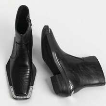 这款男士方头切尔西靴采用侧拉链设计，饰有格纹雕刻和布洛克雕花细节，并以金属饰件点缀。这款男士时尚正装鞋和派对鞋散发着朋克摇滚骑士风范。四季皆宜，采用超细纤维皮革制成，搭配耐用舒适的橡胶鞋底。适合所有季节穿着，也是男士户外旅行、日常出行和婚礼派对的完美之选。 - 黑色 - 查看 4