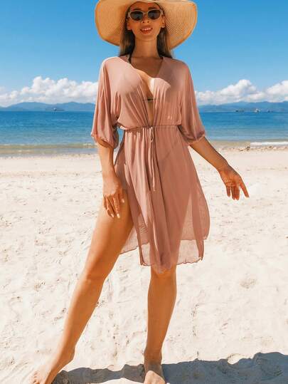 Vestido ligero y semitransparente de cobertura para la playa con cintura anudada