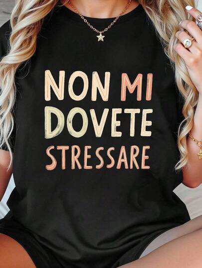 Maglietta elegante da donna a maniche corte e collo tondo - Nera, stampata con il prominente testo italiano "Non Mi Dovete Stressare", adatta per l'abbigliamento casual in primavera ed estate, vestibilità morbida e oversize, taglie forti da donna, abbigliamento autunnale taglie forti, abbigliamento autunnale da donna, outfit autunnali, abbigliamento invernale, abbigliamento invernale da donna, top da esterno