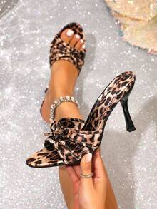 Zapatos de tacón alto con estampado de leopardo y lazo en color marrón para mujer, sandalias de moda con punta redonda y tacón de aguja para fiesta y citas - Marrón - Ver 1