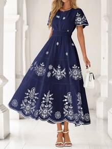 Spring & Summer New Arrival Women's Bohemian Dress - Casual Floral Short Sleeve V-Neck Maxi Style With Elastic High Waist & Pockets - Nền màu xanh hải quân với những bông hoa trắng. - Xem 4