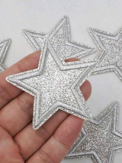 4 st. broderade tygmärken med glänsande silverstjärnor, stryk-på/sy-på, lämpliga för jackor, t-shirts, mössor, ryggsäckar, jeans, gör-det-själv-modekläder och accessoarer